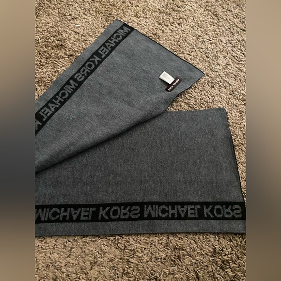 Micheal Kors Mens Scarf - Picture 3 of 3